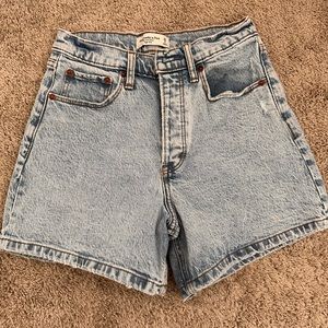 Abercrombie // the dad shorts- high rise size 26
